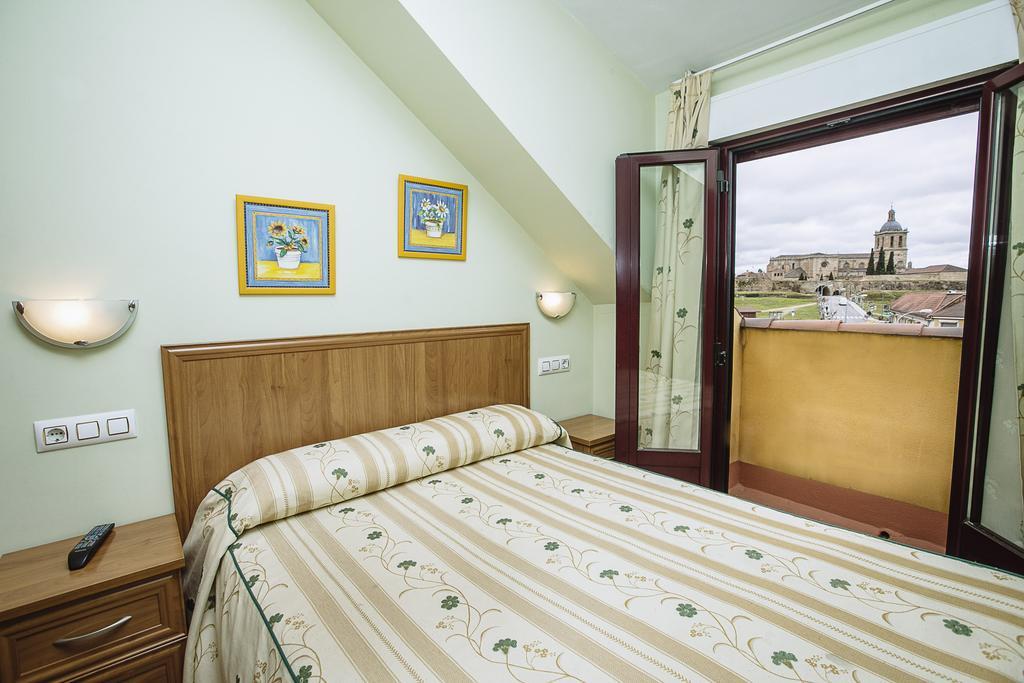 Hotel Hospederia Puerta De La Catedral Ciudad-Rodrigo Pokoj fotografie